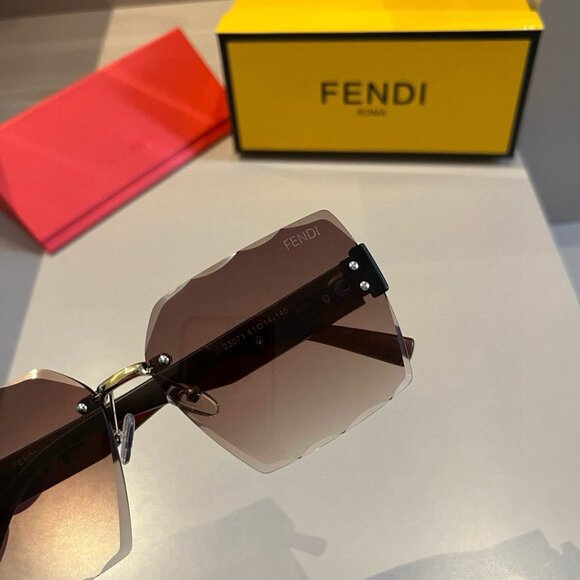 FENDI FF Logo Oversize Sunglasses - Picture 9 of 9